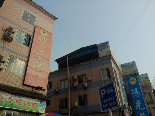 床位太紧?泸州纳溪一医院楼顶搭建病房十几间(图2) 床位太紧?泸州纳溪一医院楼顶搭建病房十几间(图2)