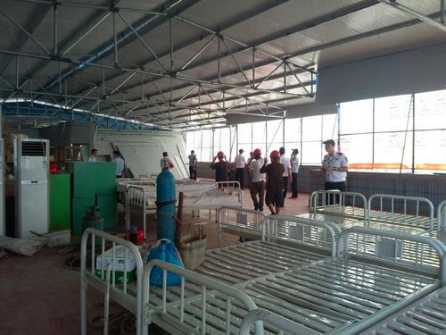 床位太紧?泸州纳溪一医院楼顶搭建病房十几间(图1) 床位太紧?泸州纳溪一医院楼顶搭建病房十几间(图1)