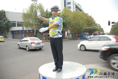 高温持续&nbsp;烈日下依然坚守岗位的泸州交警(图)(图1)
