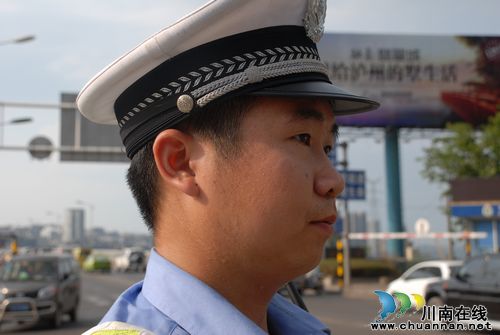 高温持续&nbsp;烈日下依然坚守岗位的泸州交警(图)(图2)