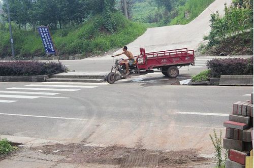 省道“致命缺口”10公里隔离带被挖开8&nbsp;个(图1)