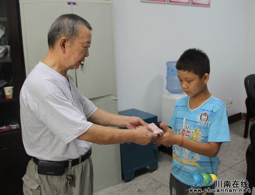 纳溪区关工委为患病学生送去1万元关爱基金(图1)