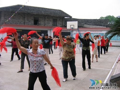 龙车镇：健身“坝坝舞”跳出好身心(图1)
