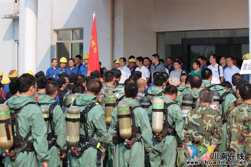 泸州一化工企业开展氯化氢泄露事故应急演练(图1) 泸州一化工企业开展氯化氢泄露事故应急演练(图1)