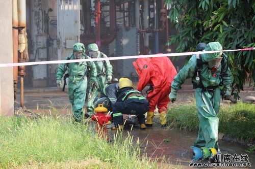 泸州一化工企业开展氯化氢泄露事故应急演练(图2) 泸州一化工企业开展氯化氢泄露事故应急演练(图2)