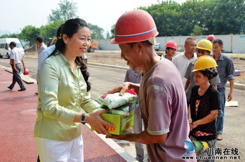 泸州市总工会为战高温职工“送清凉”(图2)