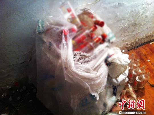泸州查获大批假酒 作坊内部脏乱不堪(图2) 泸州查获大批假酒 作坊内部脏乱不堪(图2)