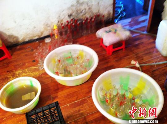 泸州查获大批假酒 作坊内部脏乱不堪(图1) 泸州查获大批假酒 作坊内部脏乱不堪(图1)