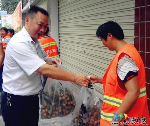 华阳街道：环卫工人“甜蜜”度夏很幸福(图1)
