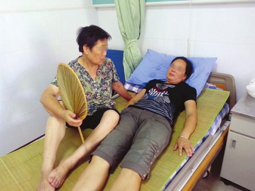两月前她陪母化疗&nbsp;现在妈妈助她抗癌(图1)