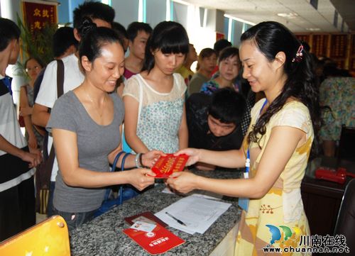 泸州市总工会金秋助学行动 188名大学新生受助(图2) 泸州市总工会金秋助学行动 188名大学新生受助(图2)