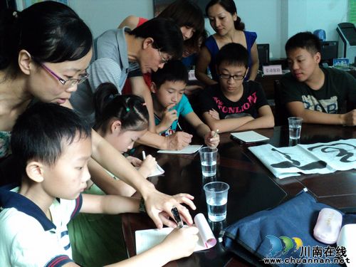 华阳街道：开展学生暑期书法讲座(图2)