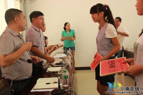 方洞镇：金秋助学献爱心，栋梁工程送希望(图1)