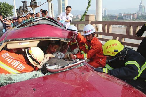 弯道越线&nbsp;宝马连撞两车致4人死亡(图2)