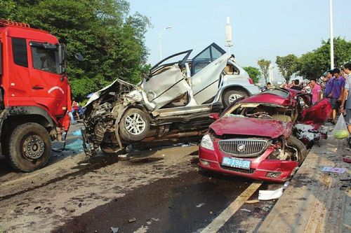 弯道越线&nbsp;宝马连撞两车致4人死亡(图1)