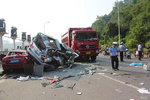 弯道越线&nbsp;宝马连撞两车致4人死亡(图3)