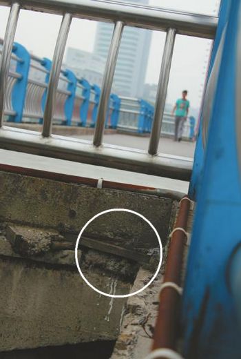 宜宾南门桥梁大修后&nbsp;混凝土中现木头和编织袋?(图1)