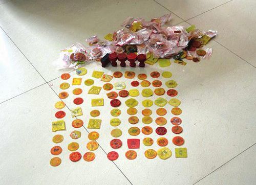 泸州：警察假扮买证者&nbsp;卧底端掉制假窝（图）(图1)