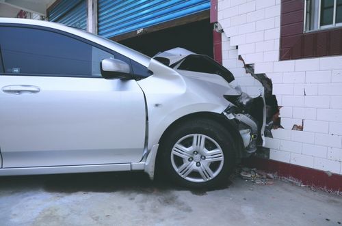 车陷楼中不能“自拔”(图1)