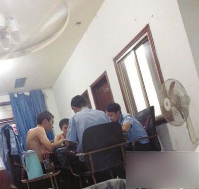 网曝泸州城管上班时间穿制服打牌&nbsp;回复:协管员下班娱乐(图1)