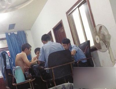 网曝泸州城管上班时间穿制服打牌&nbsp;回复:协管员下班娱乐
