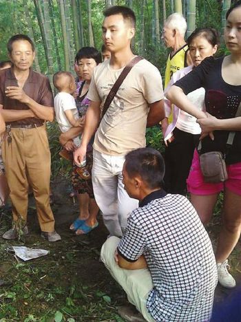 内江资中:为捡一件救生衣 一家三人坠入湖(图2) 内江资中:为捡一件救生衣 一家三人坠入湖(图2)