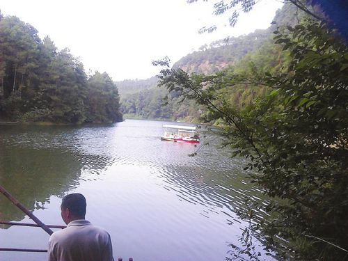 内江资中:为捡一件救生衣 一家三人坠入湖(图1) 内江资中:为捡一件救生衣 一家三人坠入湖(图1)