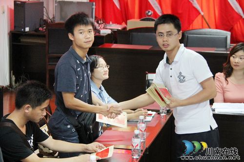 通滩镇:慰问考上大学的农村独生子女及其家庭(图2) 通滩镇:慰问考上大学的农村独生子女及其家庭(图2)