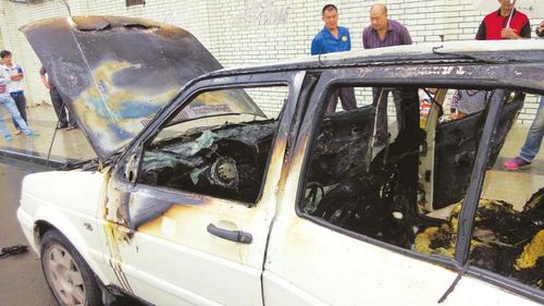 天空下着雨 小汽车行驶中突然自燃(图1) 天空下着雨 小汽车行驶中突然自燃(图1)