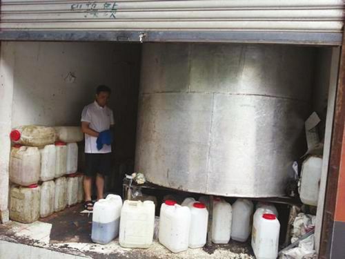 隆昌警方端掉一伪劣食品油窝点&nbsp;歪油大多销川南(图1)