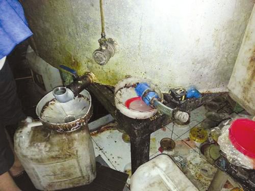 隆昌警方端掉一伪劣食品油窝点&nbsp;歪油大多销川南(图2)