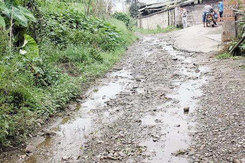 宜宾:3公里烂路成上千村民出行瓶颈(图1) 宜宾:3公里烂路成上千村民出行瓶颈(图1)