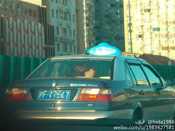 出租车上玩车震?节操碎一地啊(图1) 出租车上玩车震?节操碎一地啊(图1)