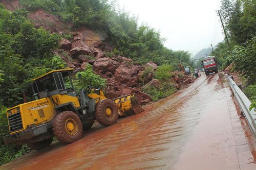 连续降雨致省道206高县段塌方&nbsp;车堵了10公里(图1)