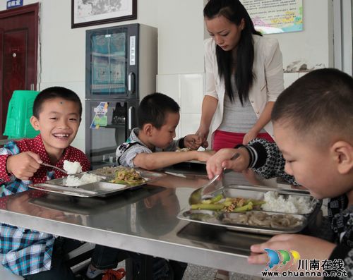 泸州龙马潭区首家特殊教育学校开学(图)(图4) 泸州龙马潭区首家特殊教育学校开学(图)(图4)