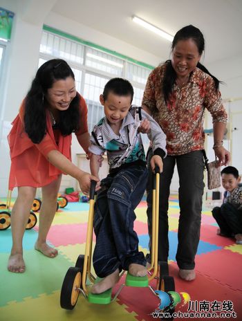 泸州龙马潭区首家特殊教育学校开学(图)(图3) 泸州龙马潭区首家特殊教育学校开学(图)(图3)