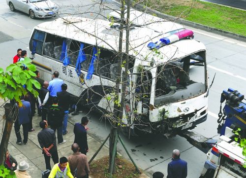 不是拍电影是抓贼&nbsp;宜宾窃贼连冲两关成都被擒(图1)