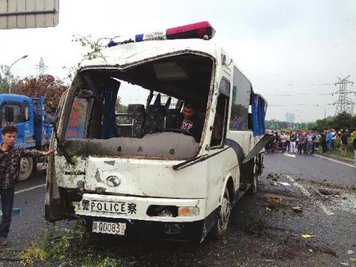 不是拍电影是抓贼&nbsp;宜宾窃贼连冲两关成都被擒(图3)