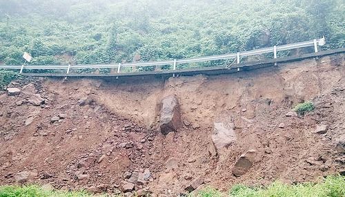 宜宾：公路垮塌&nbsp;上千村民嫌绕行麻烦冒险过(图1)