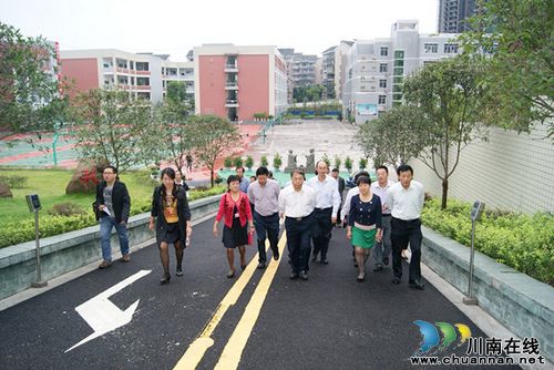 泸州市委书记蒋辅义调研泸州十八中(图)(图2) 泸州市委书记蒋辅义调研泸州十八中(图)(图2)