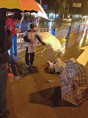 老人被撞遭雨淋&nbsp;自贡校服妹妹撑伞半小时(图1)