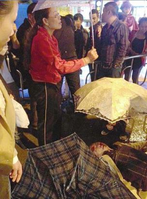 老人被撞遭雨淋&nbsp;自贡校服妹妹撑伞半小时(图2)