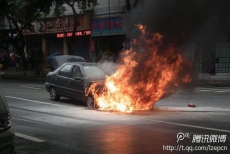泸州一小车行驶途中自燃 十分钟内车被烧成光架子