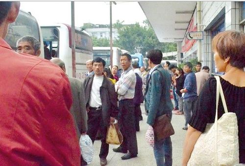 宜宾南客站长宁班车因黑车太多"集体修车"(图1) 宜宾南客站长宁班车因黑车太多"集体修车"(图1)