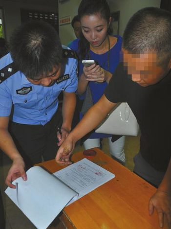 宜宾环卫工人被扔大便续：环卫工将继续维权(图2)