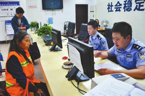 宜宾环卫工人被扔大便续：环卫工将继续维权(图1)