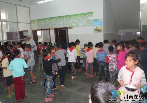 白沙镇中心校：“自助营养午餐”吃出营养好味道(图1)