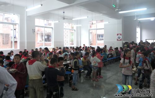 白沙镇中心校：“自助营养午餐”吃出营养好味道(图2)