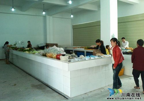 张坝:彭湾社区多方合力 农贸市场换“新颜”(图2) 张坝:彭湾社区多方合力 农贸市场换“新颜”(图2)