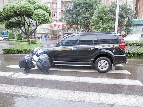 整治逗硬&nbsp;6辆军、警车乱停被拖或锁(图1)